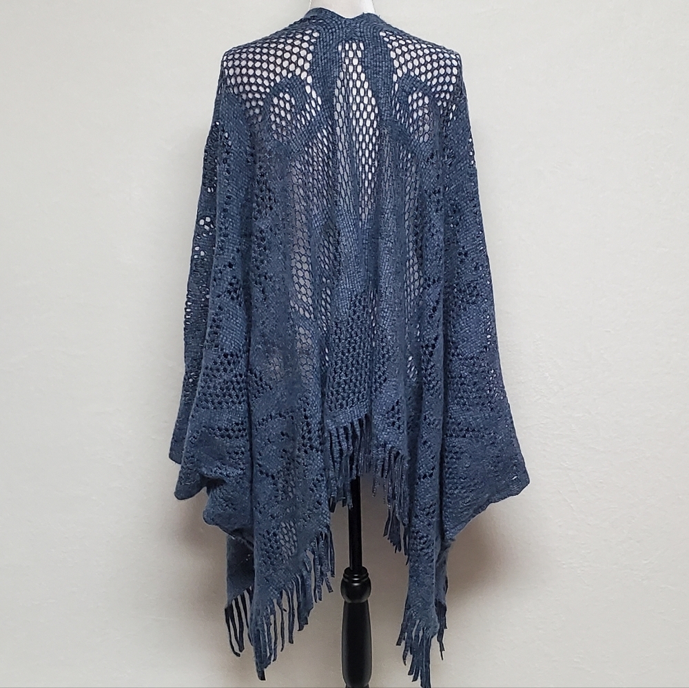 90s Vintage Dusty Blue Lightweight Soft Open Weave Curlicue Fringe Poncho OSFA - Picture 11 of 14